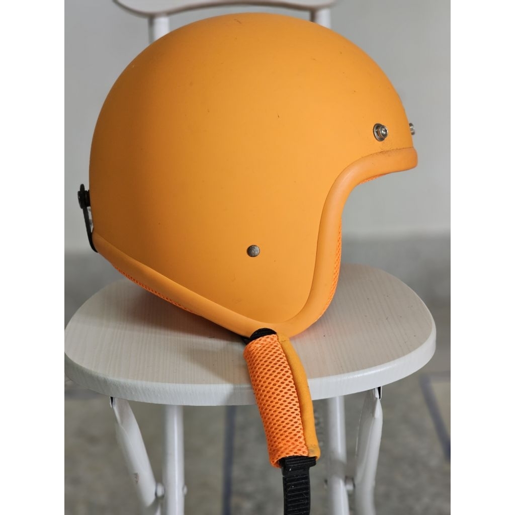 หมวกกันน๊อค ยี่ห้อ BUM SHAKER นำเข้าโดย VESPA ของแท้ 100% 
