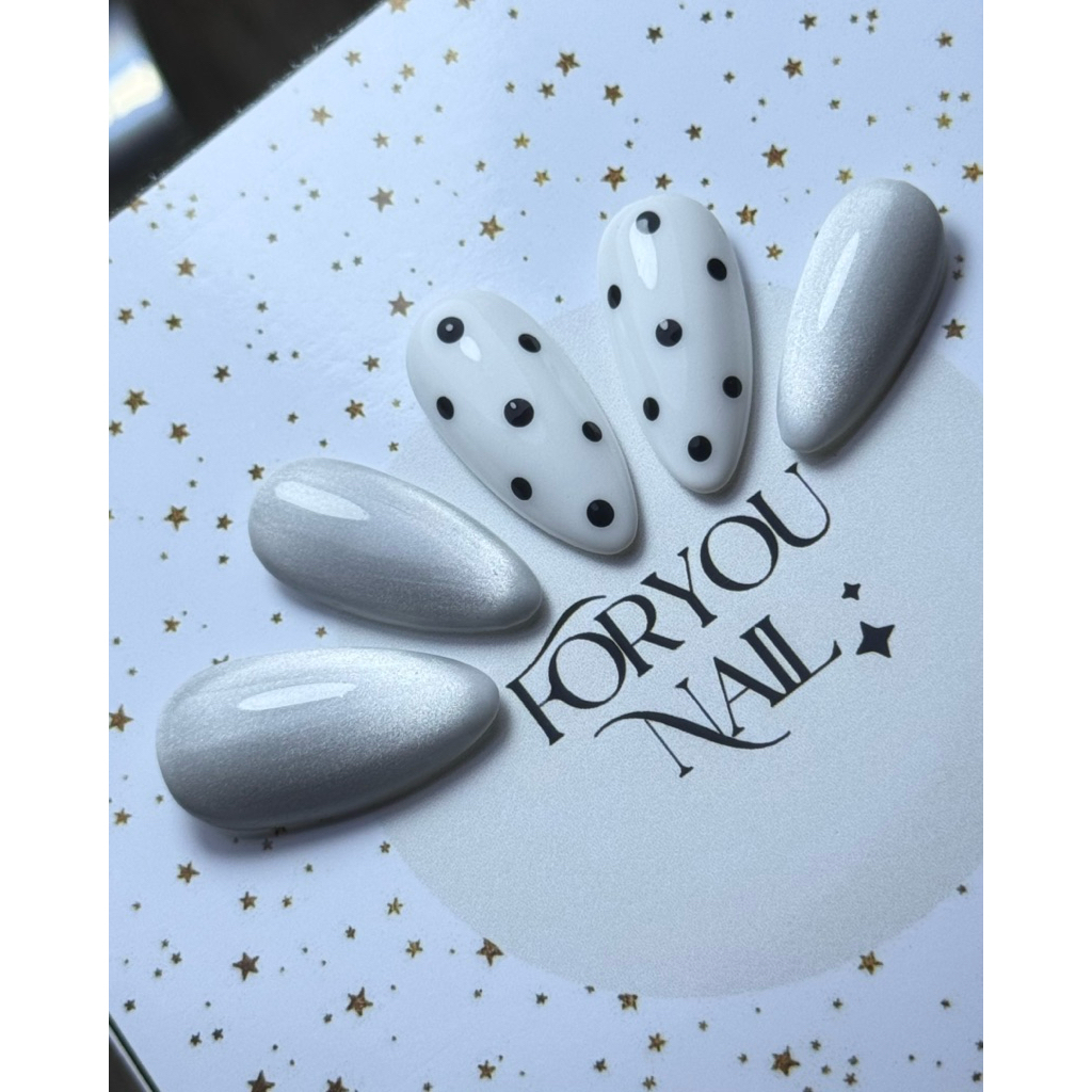 เล็บปลอมเจล Pol ka dot. สีขาว+สีเงินลูกแก้ว แถมกาวและอุปกรณ์ติดเล็บ (Handmade 1-3 วัน)