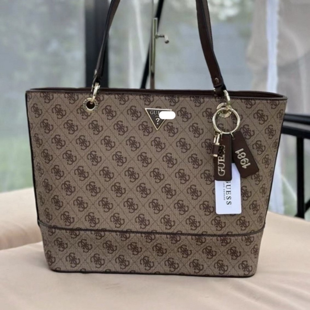 Guess กระเป๋าผู้หญิงทรงโท้ทTote bagใหญ่ กระเป๋าผญ.สะพายไหล่ ส่งฟรี