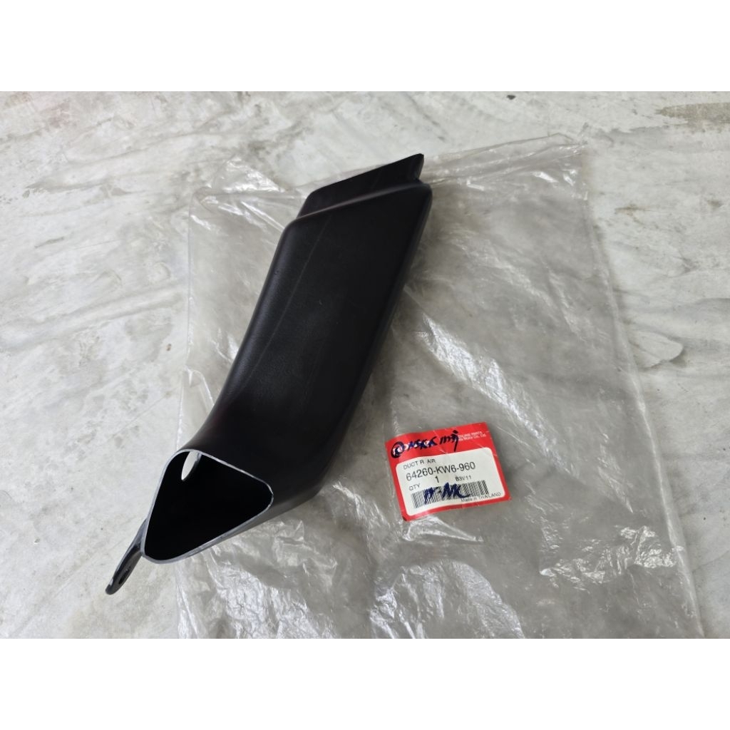 ท่อดักลมข้างขวา NSR150RR รุ่น2ตากลม แท้ศูนย์ Honda หายากไม่มีผลิตแล้ว รหัสพาร์ท 64260-KW6-960