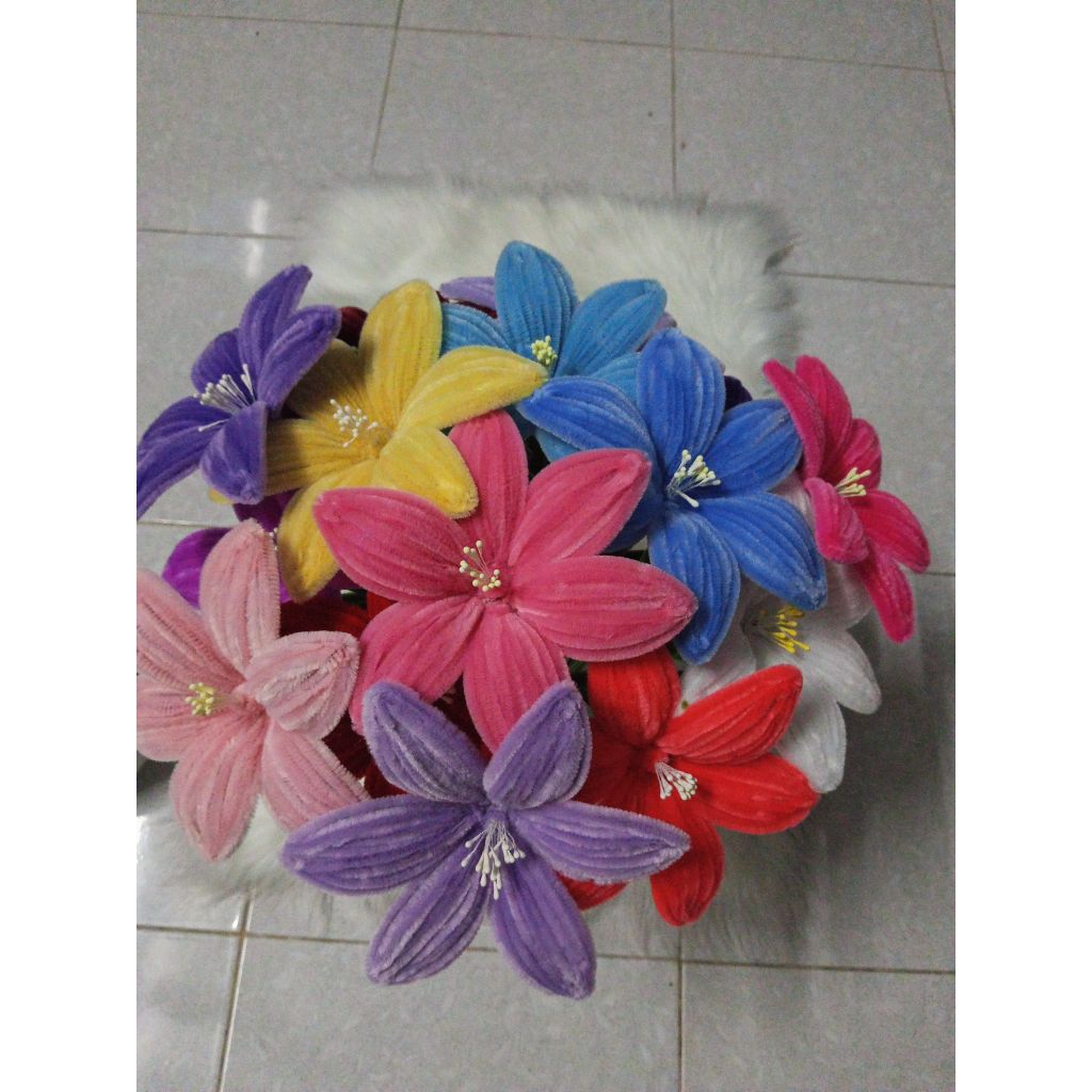 ลิลลี่6กลีบ เกสรปลอมก้านพร้อมใบ