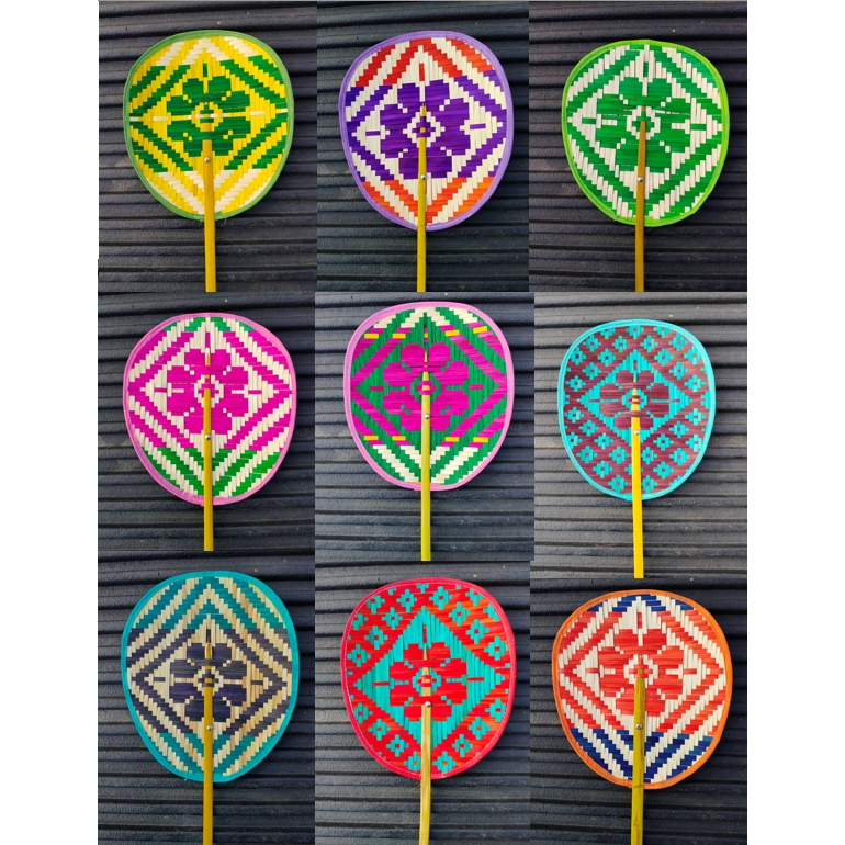 พัดสานไม้ไผ่อย่างดี “ลายดอกไม้” ขนาด 9.5 นิ้ว ลายดอกและสีอาจเปลี่ยนแปลงได้ตลอด