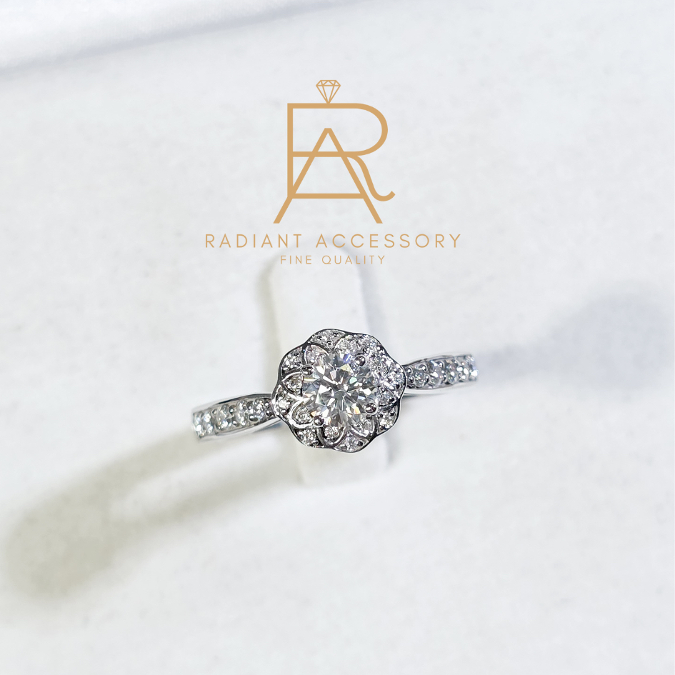 แหวนเงินแท้ฝังเพชร Moissanite 0.5 กะรัต ฝังล้อมทรงดอกไม้ และ ฝังบ่าข้าง ชุบทองคำขาว