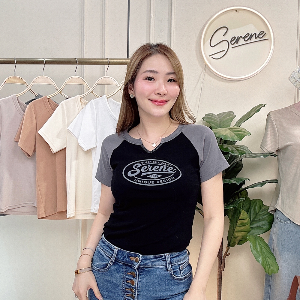 Serene's Choice เสื้อคอวีแขนสั้น ทูโทนโชว์ตะเข็บหน้าสกรีนลาย โลโก้ ซีรีน Two-tone short-sleeved printed logo Serene