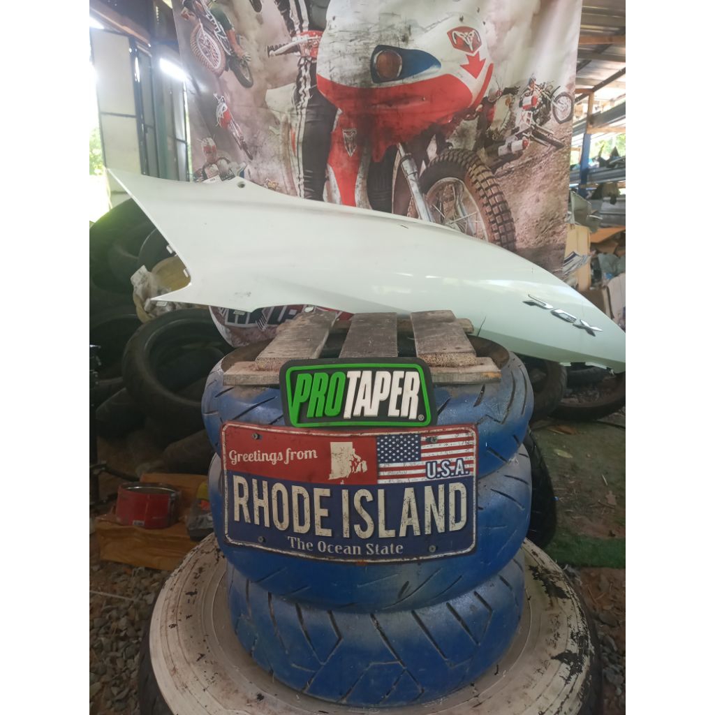 อะไหล่มอไซมือสองมือ2ฝาข้างหลังฝั่งซ้ายpcxของแท้มือ2สีขาว