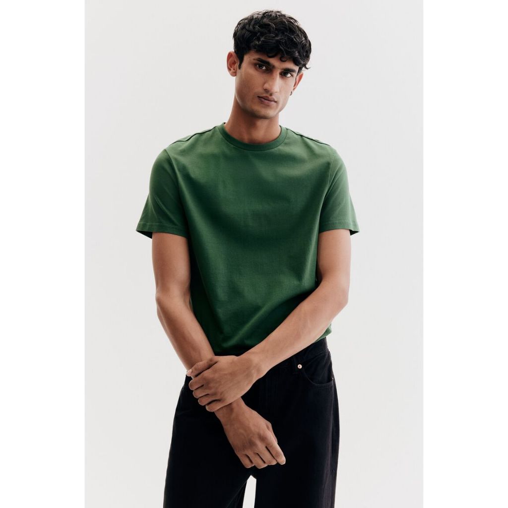 H&M(เอชแอนด์เอ็ม) เสื้อยืดคอกลมทรงปกติ ผู้ชาย 0685816_10