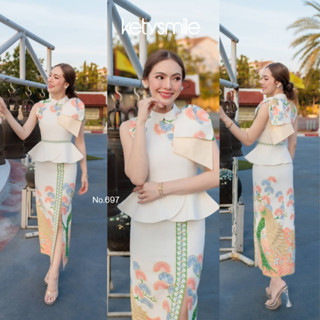 Kety Smile ชุดเดรสผ้าปาเต๊ะลายนกยูง โบว์ไหล่ แต่งระบายเอว งา…