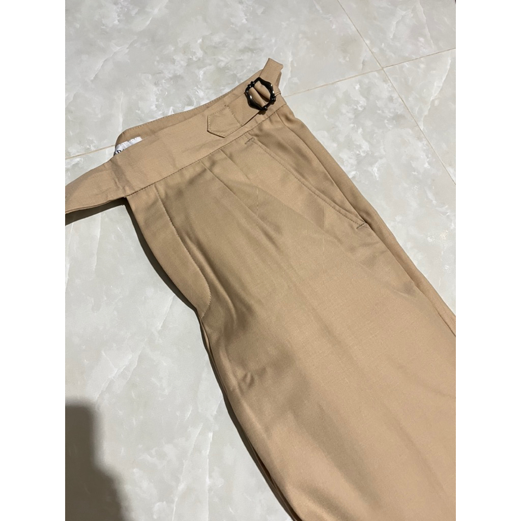 กางเกงทรงเทเลอร์ แบรน Eszada (ซื้อมาผิด Size) ส่งต่อ 290 ฿ รวมส่ง