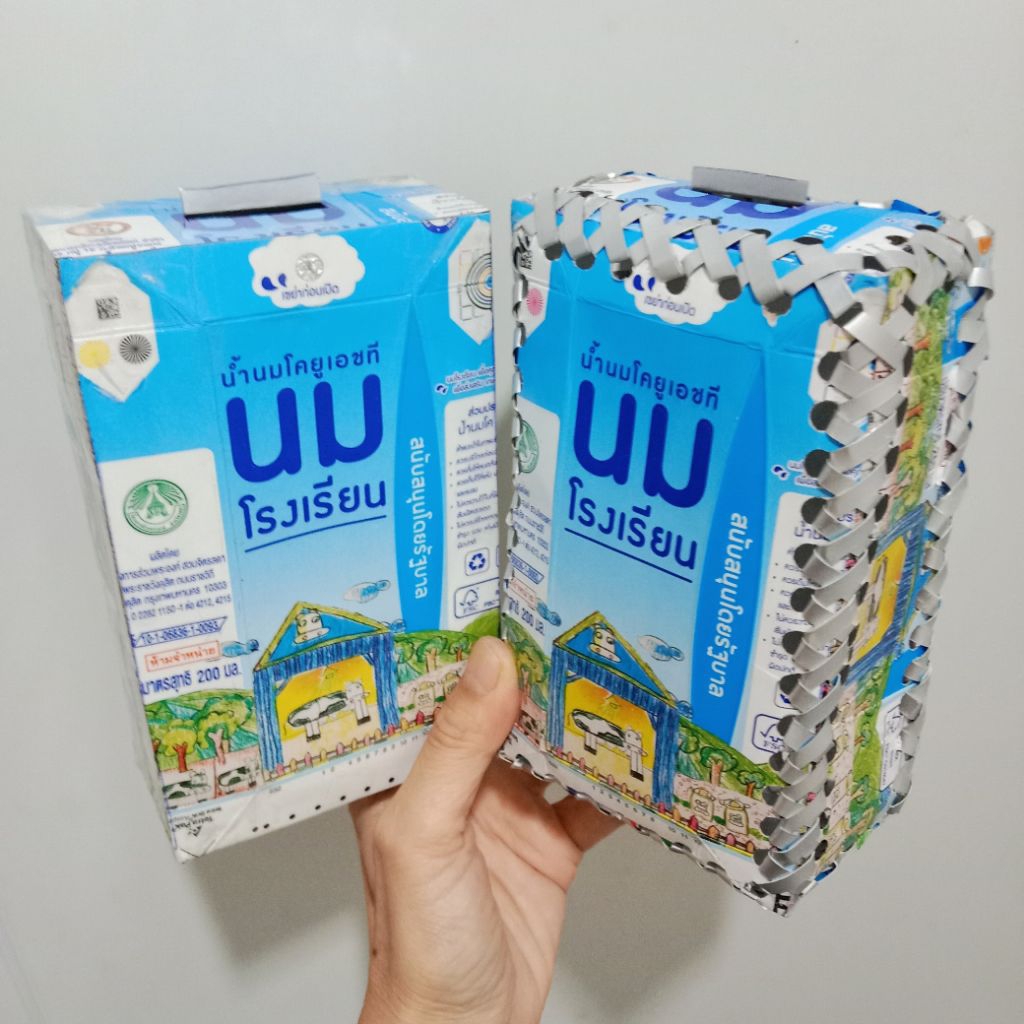กระปุกออมสิน รูปทรงกล่อง ทำจากกล่องนม ติดประกอบกันด้วยเทปใส นสก=หน้าเสื้อกล้าม