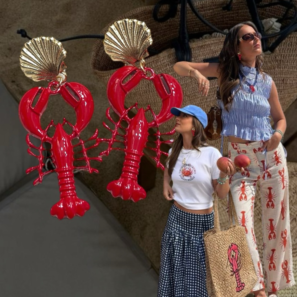 lobster earrings. ต่างหูรูป lobster สีแดง อะไหล่อย่างดีเลย แต่งอะไหล่รูปเปลือกหอยสีทอง งานมีน้ำหนัก 