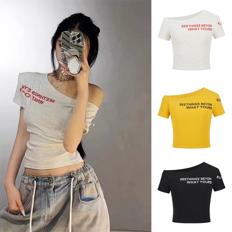 เสื้อยืดเปิดไหล่สไตล์อเมริกัน เข้ารูปโชว์หุ่นเพรียว ดีไซน์เก๋ไม่ซ้ำ ใส่สวยชิคหน้าร้อน