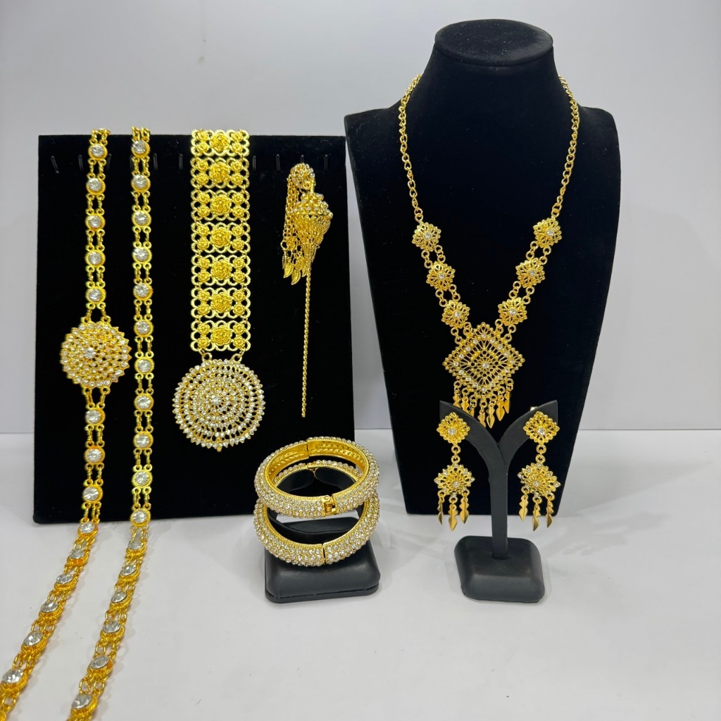 เครื่องปประดับไทยโบราณ สีทองสวยงาม เพชรสีขาว น้ำหนักเบาทนทาน