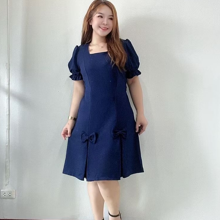 เดรสสาวอวบ ผ้ายืดวูลเวฟ คอเหลี่ยมชายจับจีบทวิส ซ้าย ขวาติดโบว์ ฟรีไซส์อกก่อนยืด 42นิ้ว ยืดได้ถึง 46นิ้ว ความยาว 38นิ้วWT