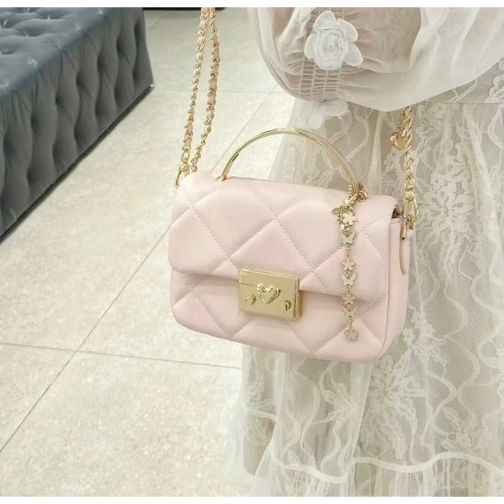 RR18🔥YICHEN กระเป๋าสี่เหลี่ยมเล็กสีพื้นลายหัวใจสำหรับฤดูร้อน กระเป๋าขนมแฟชั่นสำหรับผู้หญิง สินค้าชิ้