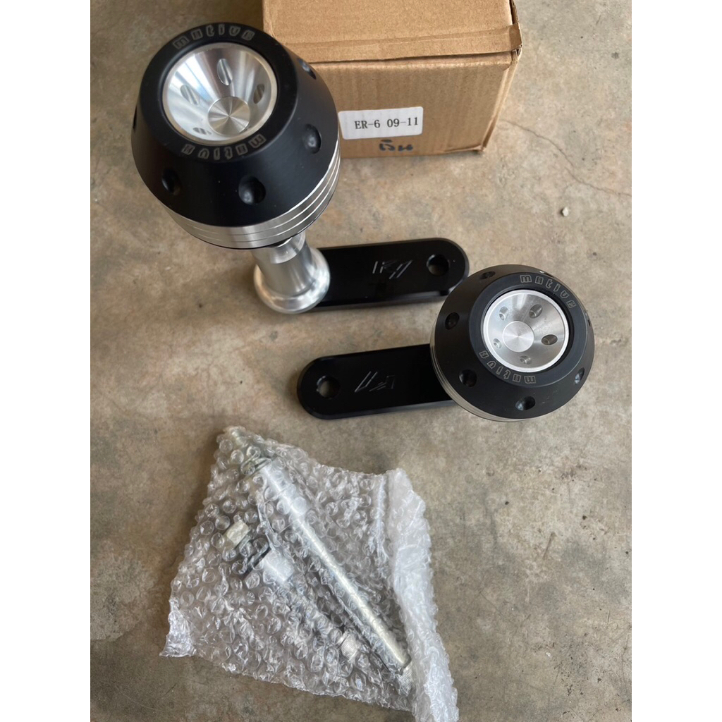 ‼️SALE‼️ มือ1 กันล้มMOTIVE ใส่ KAWASAKI ER6N ปี09-11  ราคาโละ 500 บาท  สีเงิน