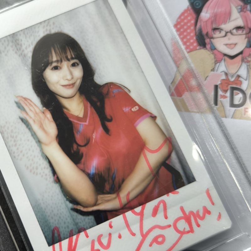 Marina Shiraishi รูปโพลารอยด์เชกิพร้อมลายเซ็น