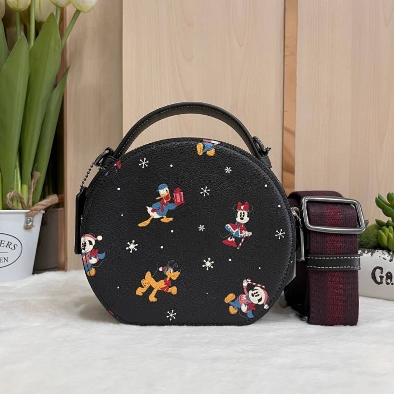 🖤🎉กระเป๋าสะพายลายการ์ตูนรุ่นใหม่ ทรงกลม ถือได้น่ารักมากก🤩🔥New Coach Disney X CoachCanteen Crossbody📌