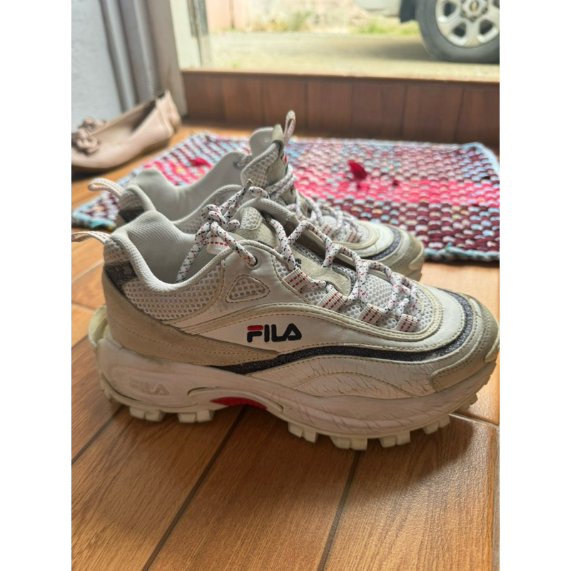 fila รองเท้าผ้าใบสีขาว ไซส์ 39 (25cm) uk5 ทรงส้นตึก ของแท้มือสองมีตำหนิ