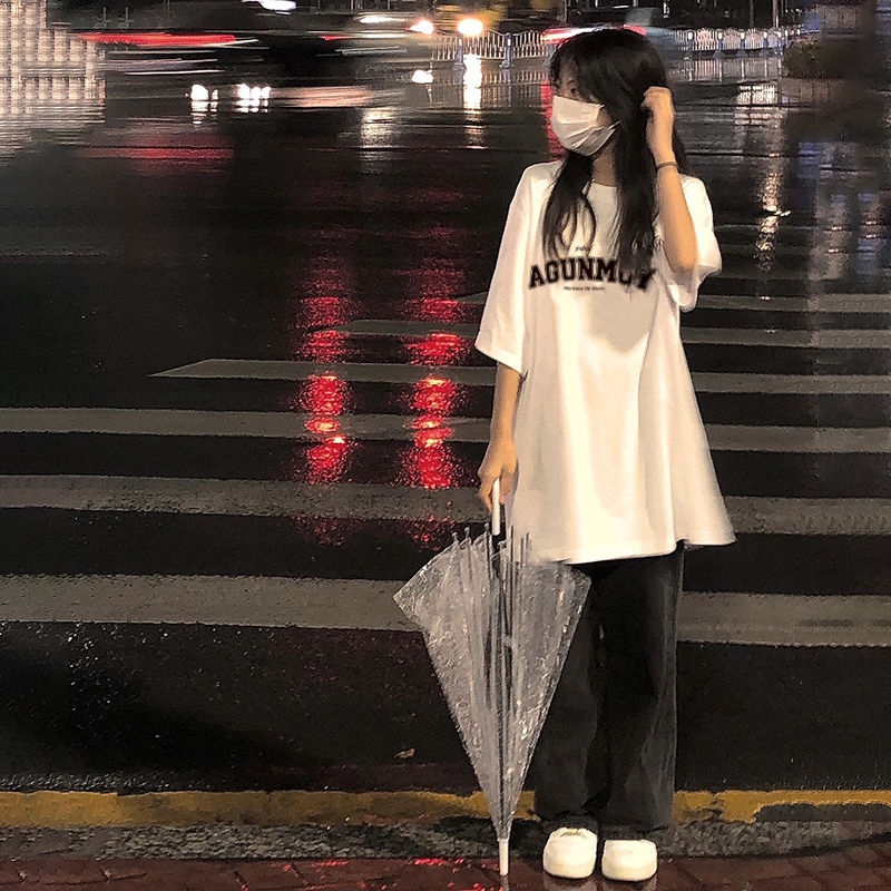 เสื้อยืดแขนสั้นผู้หญิงฤดูร้อนสีขาวใหม่ 2024 นักเรียนหญิงร้อยพอดีหลวมแสดงผอมแขนครึ่งด้านบนสไตล์อเมริกัน