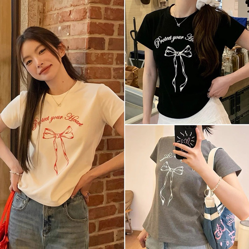 STRพร้อมส่ง🍓เสื้อยืดผู้หญิงสีขาว เสื้อรัดรูป เสื้อครอปแฟชั่นแขนสั้น พิมพ์ลายโบว์น่ารัก คอกลม สไตล์เกาหลี สาวอ้วนใส่ได้