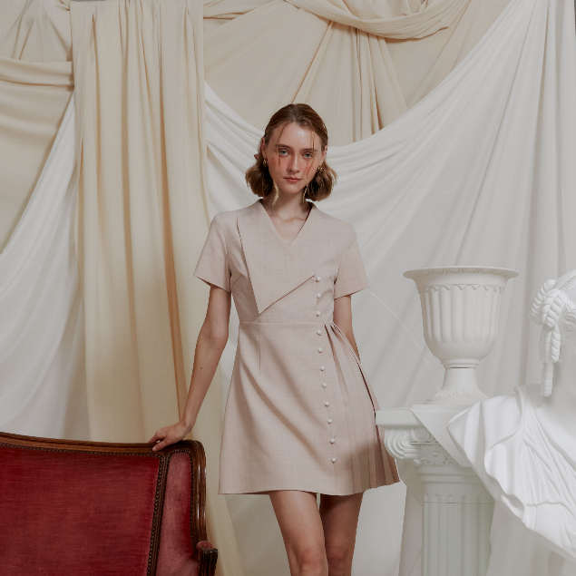 La Mignonne (XS-3XL) Neutral Grace Dress เดรสที่ใส่ทำงาน ให้ลุคเก๋ๆ ตัวชุดมาพร้อมกับดีเทลกระดุมหน้าเ