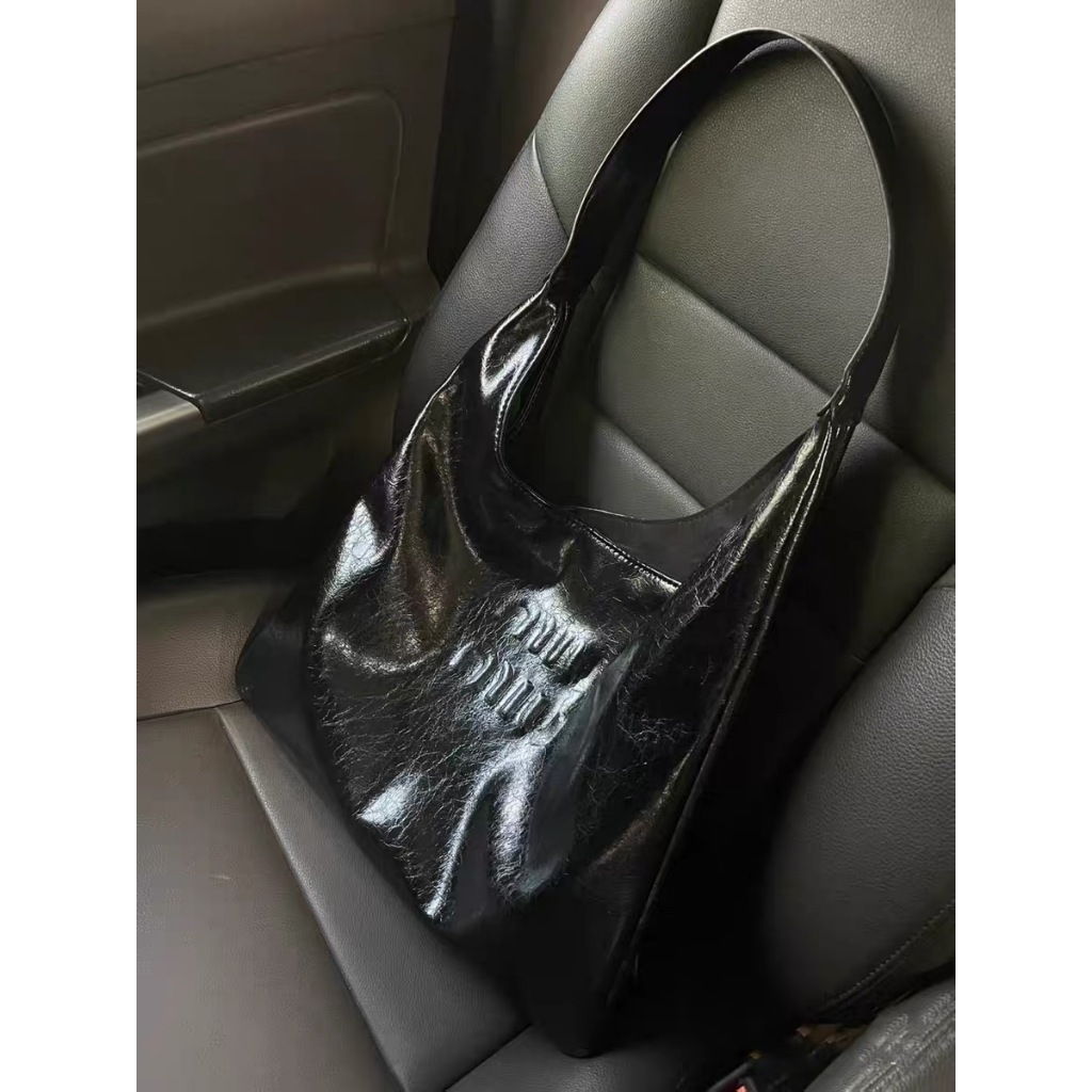 พร้อมส่ง ส่งไว กระเป๋าน้องมิว M I U ( Black Leather collection )