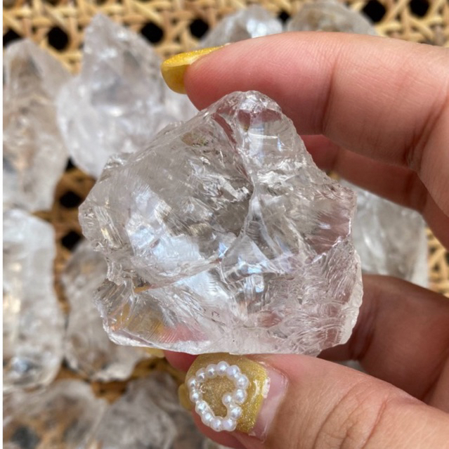 Clear quartz ควอตซ์ใสดิบ เนื้อใสสวย ช่วยขยายพลังงานความตั้งใจ จึงช่วยให้ผู้ครอบครองประสบความสำเร็จในสิ่งที่ปรารถนาตั้งใจ