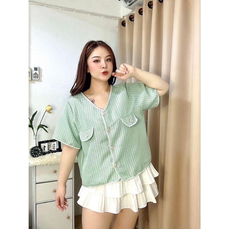 เสื้อสาวอวบ คอวี ติดกระดุมหน้า (กระดุมหน้าใช้งานได้จริงค่ะ) ผ้าทวิต แต่งขอบผ้าลูกไม้รอบตัว ขนาดฟรีไซส์ รอบอก 42-50 นิ้ว