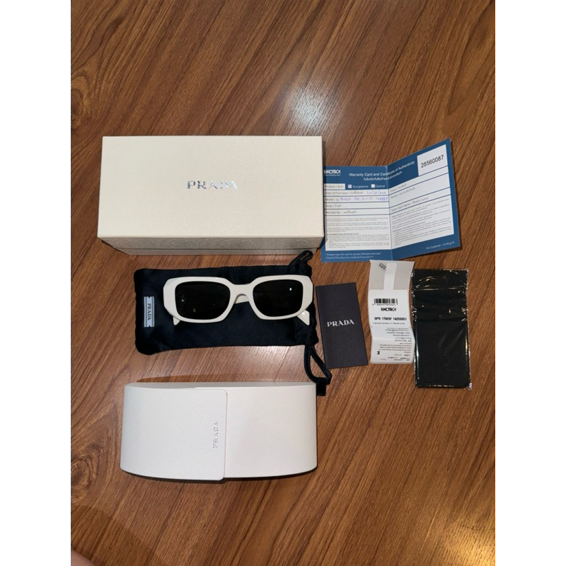 แว่น Prada รุ่นฮิต มือสอง มีรอยตรงมุมนิดหน่อย