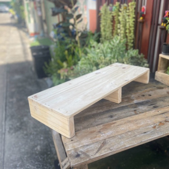 แท่นไม้สนนอก วางจอคอมฯ วางทีวี ไว้เสริม ยืนหยิบของ 3 ขา ขนาด 28x76x10 cm.