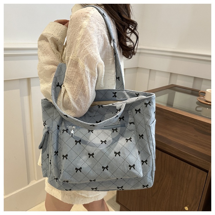 C234 ส่งจาก🇹🇭 กระเป๋าสะพายผ้าลูกฟูก ลายโบว์  น่ารักเวอร์ ขนาด 13 นิ้ว ส่วนที่ยาวสุด - รูปที่ 5