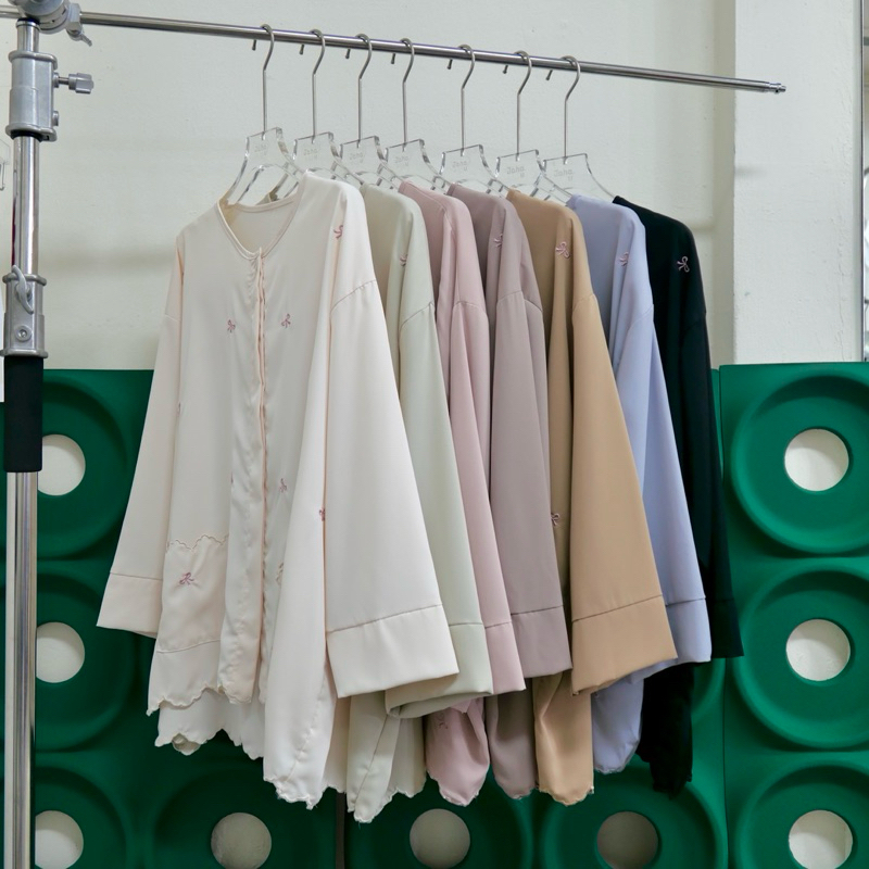NEW • EMBROI BOW BLOUSE เสื้อเบลาซ์ปักลายโบว์ มีกระเป๋าหน้า น่ารักมาก เนื้อผ้าโพลีเอสเตอร์ ใส่สบาย