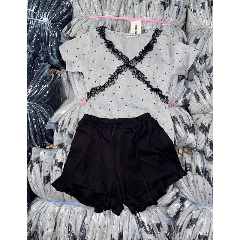 [พร้อมส่ง] เซ็ท2ชิ้น เสื้อคอวีผ้าร่องลายจุด+กางเกงขาสั้น