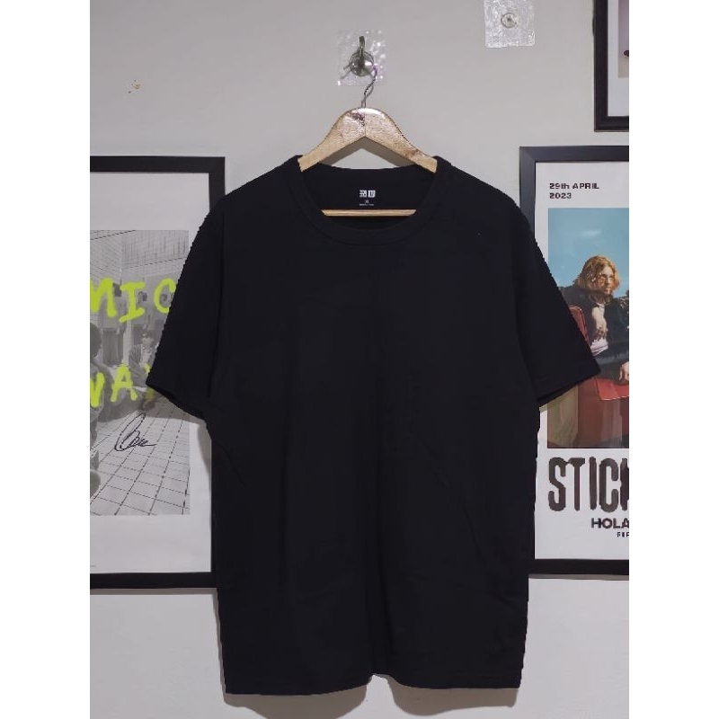 เสื้อยืด UNIQLO สีดำ หนา