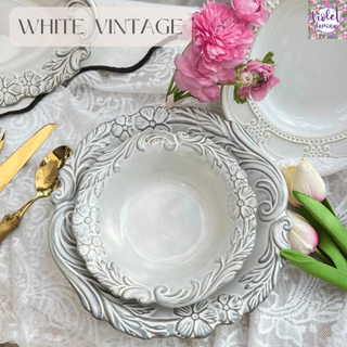 Violet Flamingo [สินค้าพร้อมส่งจากไทย] จานสีขาวสไตล์วินเทจ รุ่น Vintage White จานเซรามิคสลักลายดอกไม้รอบจาน
