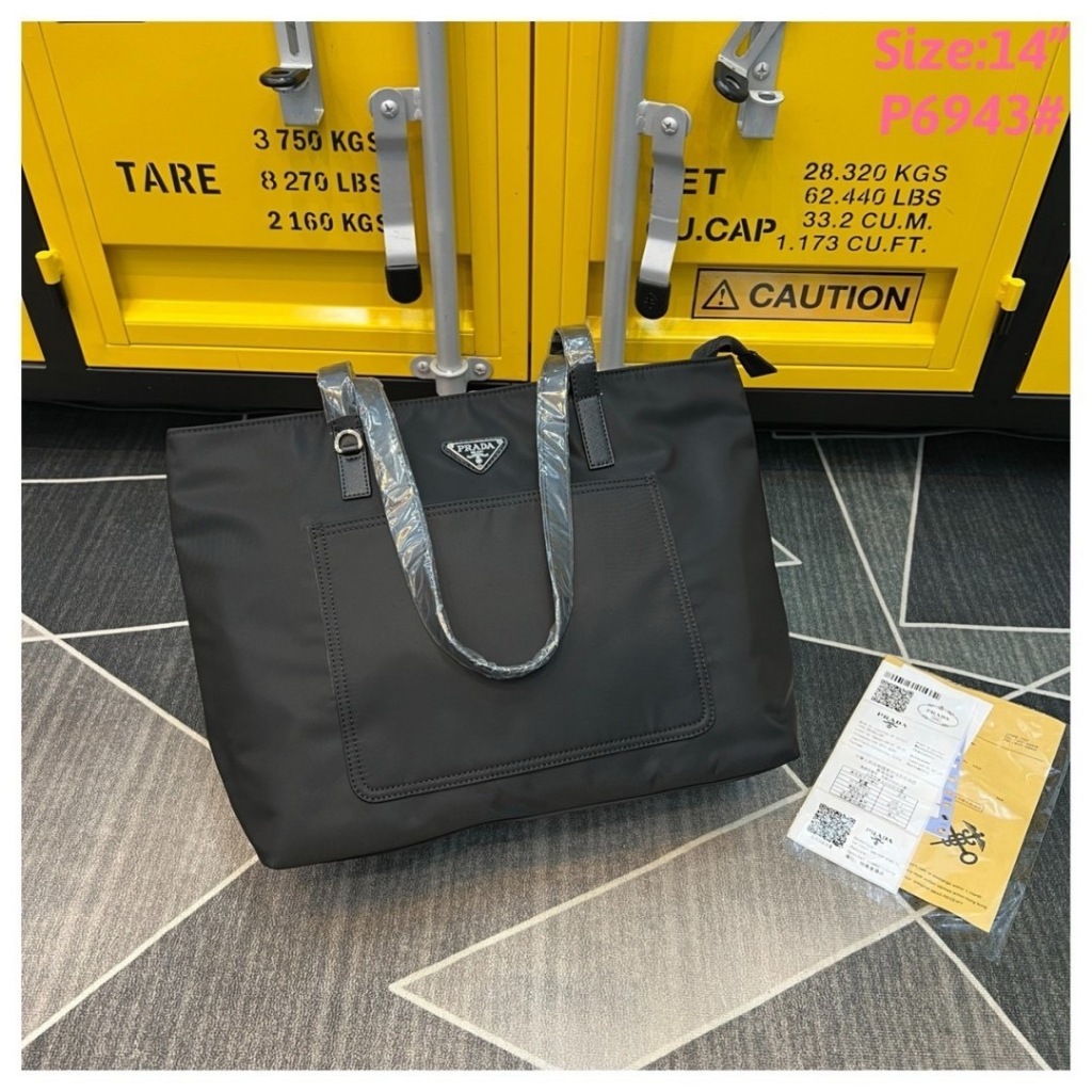 พร้อมส่ง กระเป๋าสะพายข้าง ผช สีดำ ผ้าไนลอน PRA DA shopping body bag ขนาด14นิ้ว36 cm.