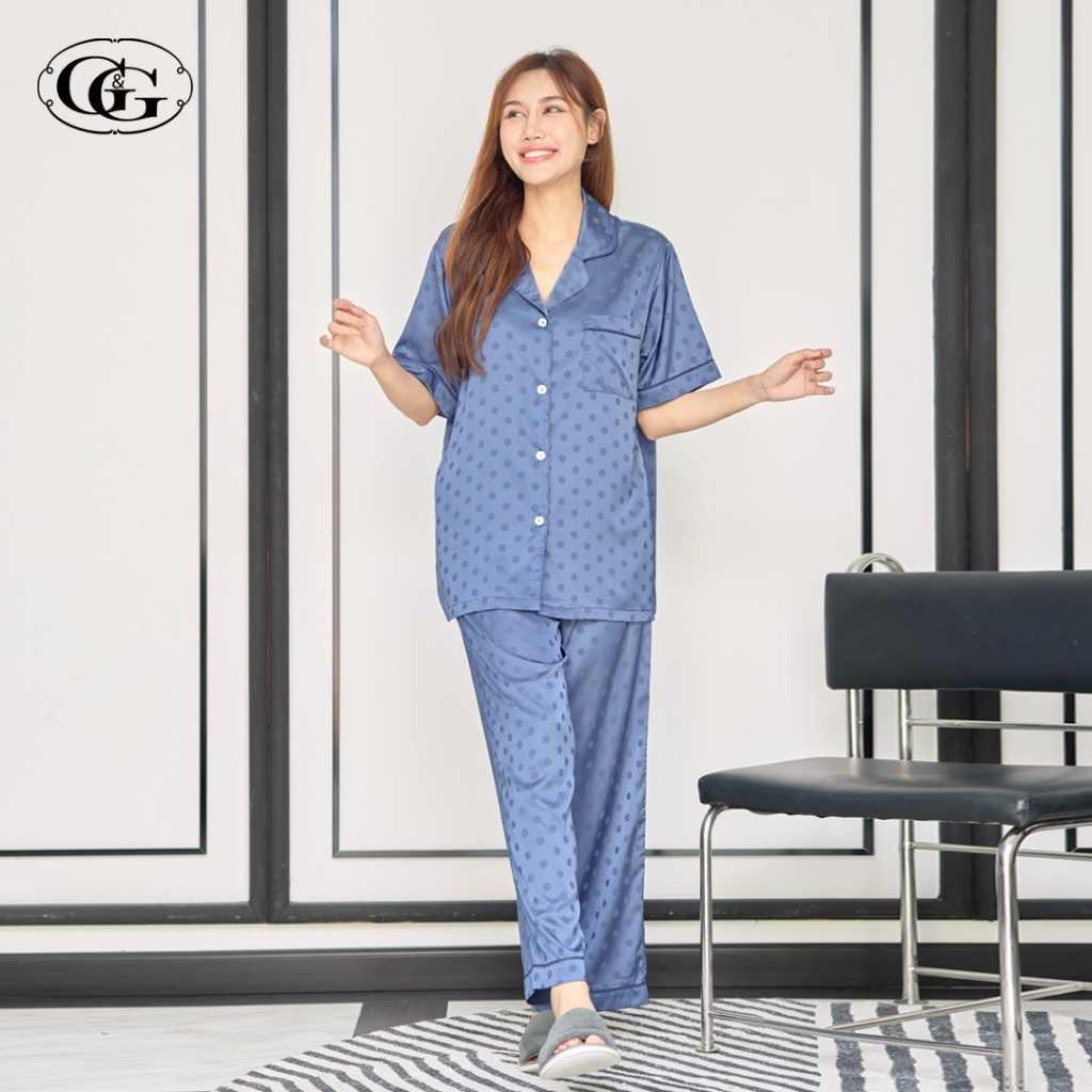 G&G ชุดนอน เสื้อแขนสั้นคอปก กางเกงขายาว ผ้าซาติน ลายจุด EN4S004 สีกรม (NV)