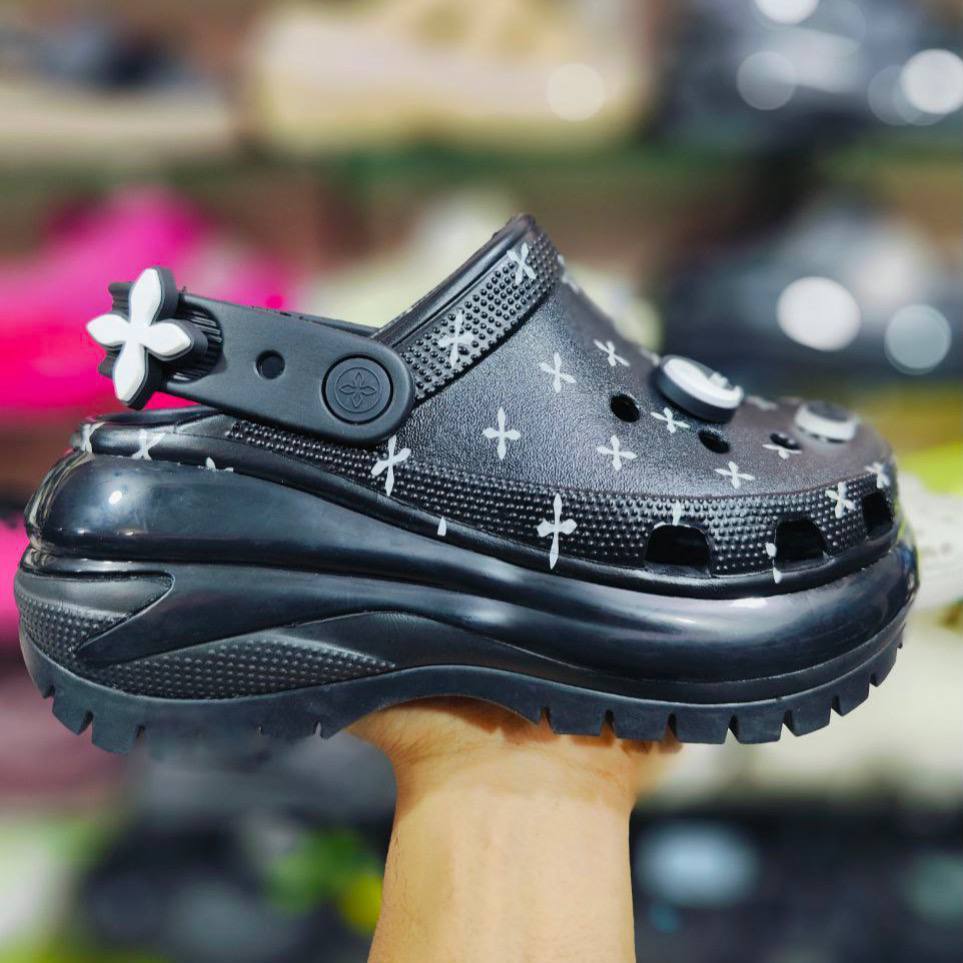 พร้อมส่ง !!! รองเท้าลำลองแฟชั่น สไตล์ SMFK x Crocs Classic Mega Crush Clog