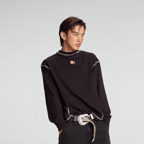 (LEISURE PROJECTS) GROMMET DETAIL OVERSIZE FIT LONGSLEEVES T-SHIRT เสื้อเเขนยาว ทรง oversize ผ้าคอตตอนเบอร์ 20 ที่มีน้ำห