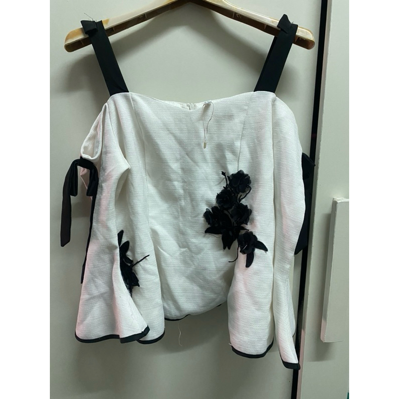 เสื้อเปิดไหล่ Jariya มือสอง