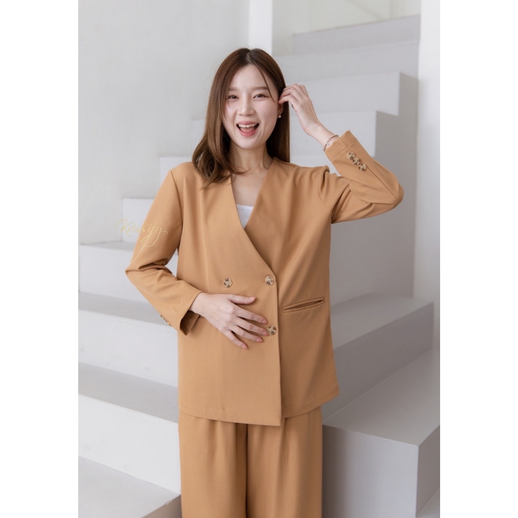 เฉพาะเสื้อเบลเซอร์ ดีไซน์ทรง Oversize มี 3 สี น้ำตาล เทา และดำ ใส่สวยเกาหลีเกาใจ ใช้ผ้าคอตตอนพรีเมี่ยมมีน้ำหนัก