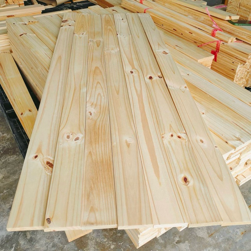 ไม้สนมือ1 พร้อมไสเรียบ 4 ด้านขนาด หนา 1.3 เซน กว้าง 9 เซน ยาว 180 เซน ราคา 285 บาท/มัด. [1มัดมี3ท่อน