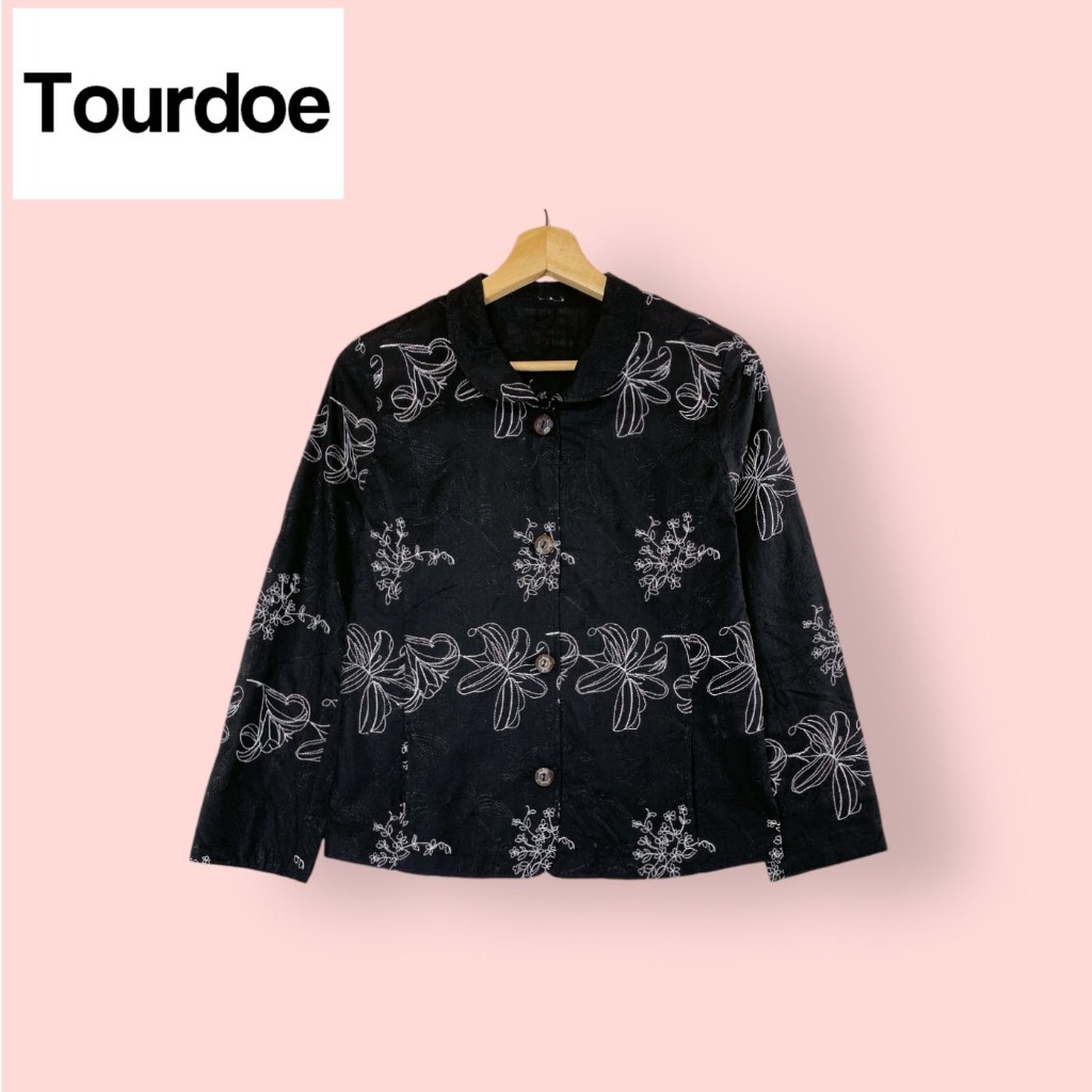 เสื้อ Tourdoe ผ้าคอตต้อน100%เนื้อดี ไซด์ - L อก 38 ยาว 22 นิ้ว เสื้อทรงสวยน่ารักมาก ปักนูนสวยทั้งตัว ลายดอกสวย