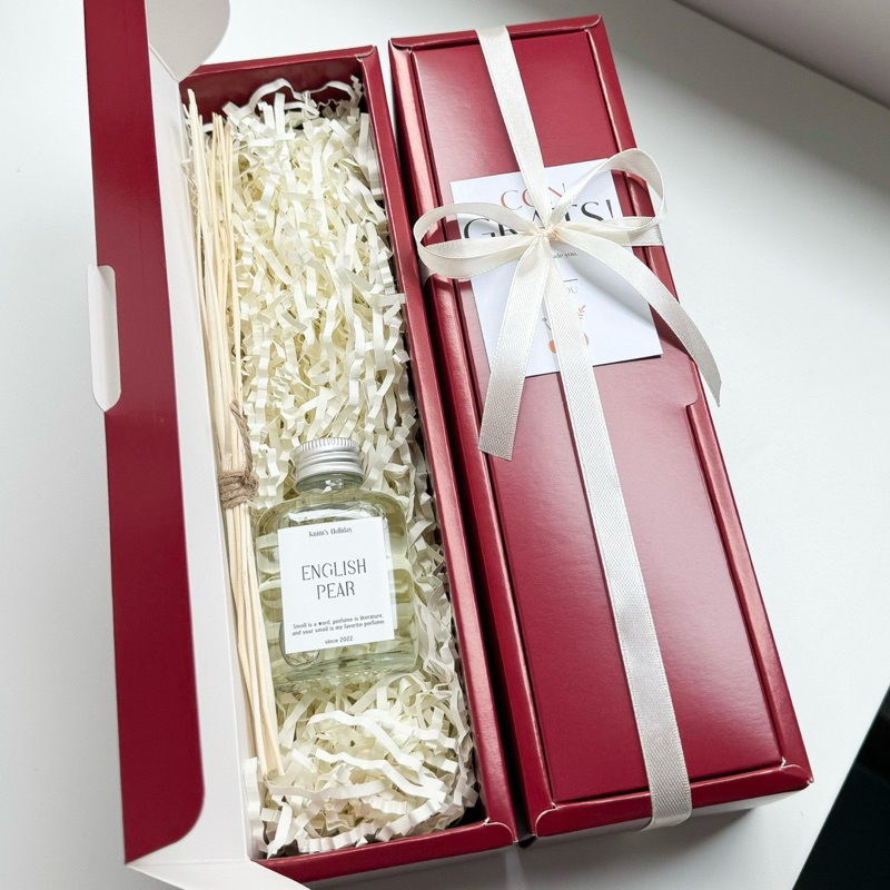 G44 Gift box ไม้หอมกระจายกลิ่น size s 30 ml. กล่องสีแดง โบว์สีครีม กระดาษฝอยสีครีม มีการ์ดหน้ากล่อง ของขวัญ