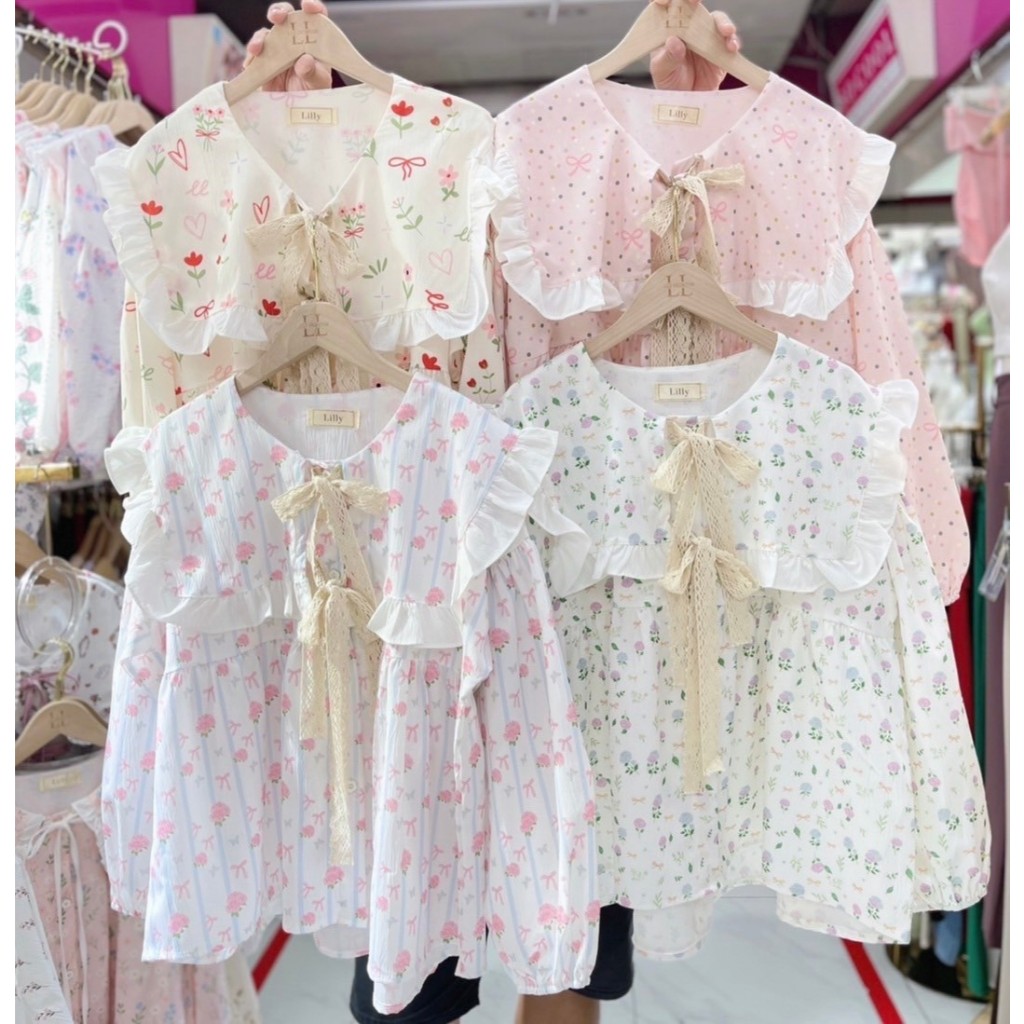 ป้าย Lilly เสื้อปกเหลี่ยมแต่งโบว์ผูกลูกไม้ อก 42 นิ้ว ยาว 23 นิ้ว