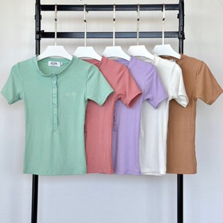 Atipashop - MEDISON RIB TOP เสื้อยืดแขนสั้น คอกลม กระดุมหน้า…