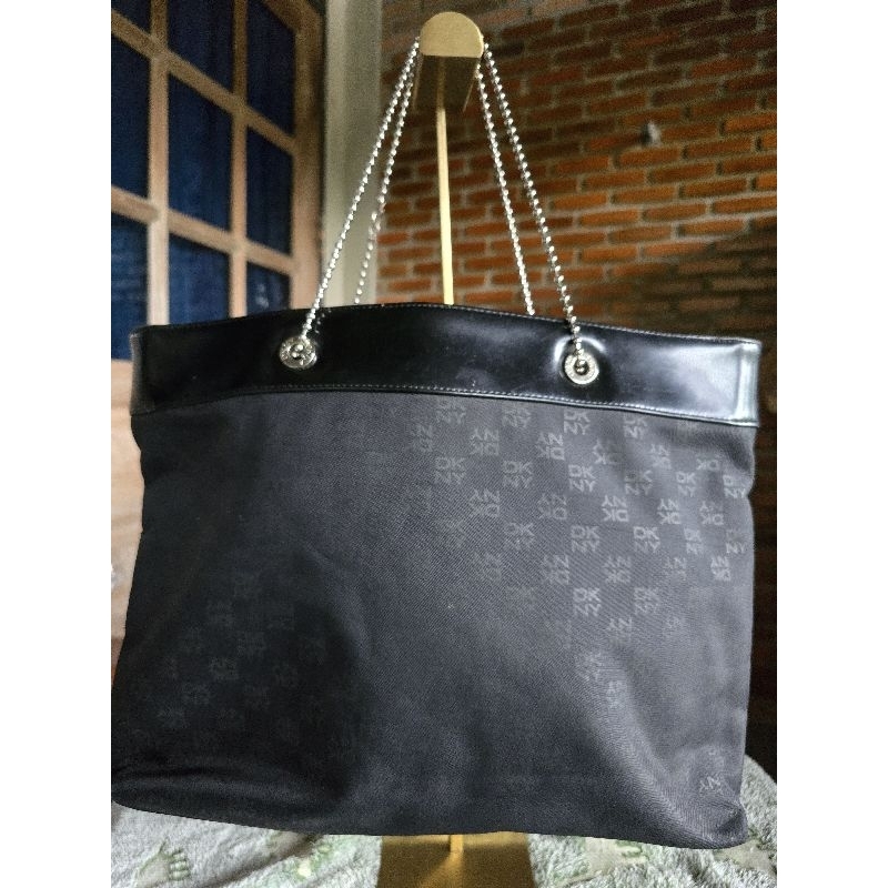กระเป๋า DKNY มือสอง สีดำ ลาย dkny