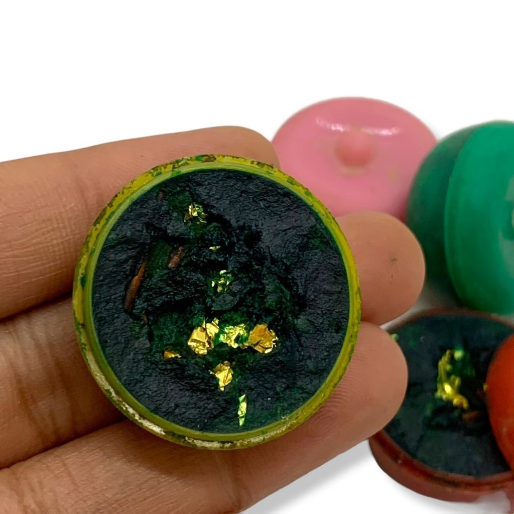 สีผึ้งเขียว หลวงพ่อทาบ วัดกระบกขึ้นผึ้ง ตลับคละสี เป็นสีผึ้งมหาเสน่ห์โบราณบรรจุมวลสารสุดยอดตำรับสีผึ้ง