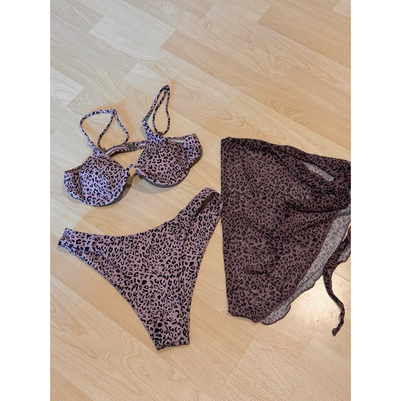 PHATCHARA ชุด begin นี่ลายเสือ  สีออกชมพูม่วงอ่อนสวย เหมาะสำหรับใส่ไปทะเล มีทั้งหมดสามชิ้น