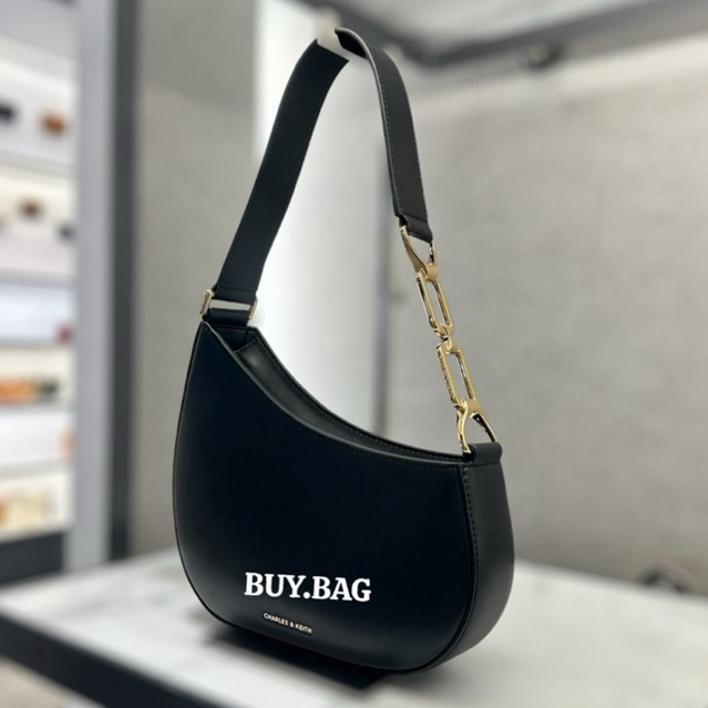 CHARLES & KEITH ( ใช้โค้ดลด30% ) Asymmetrical Shoulder bag Item No. CK2-20160105-1 กระเป๋าสะพายไหล่